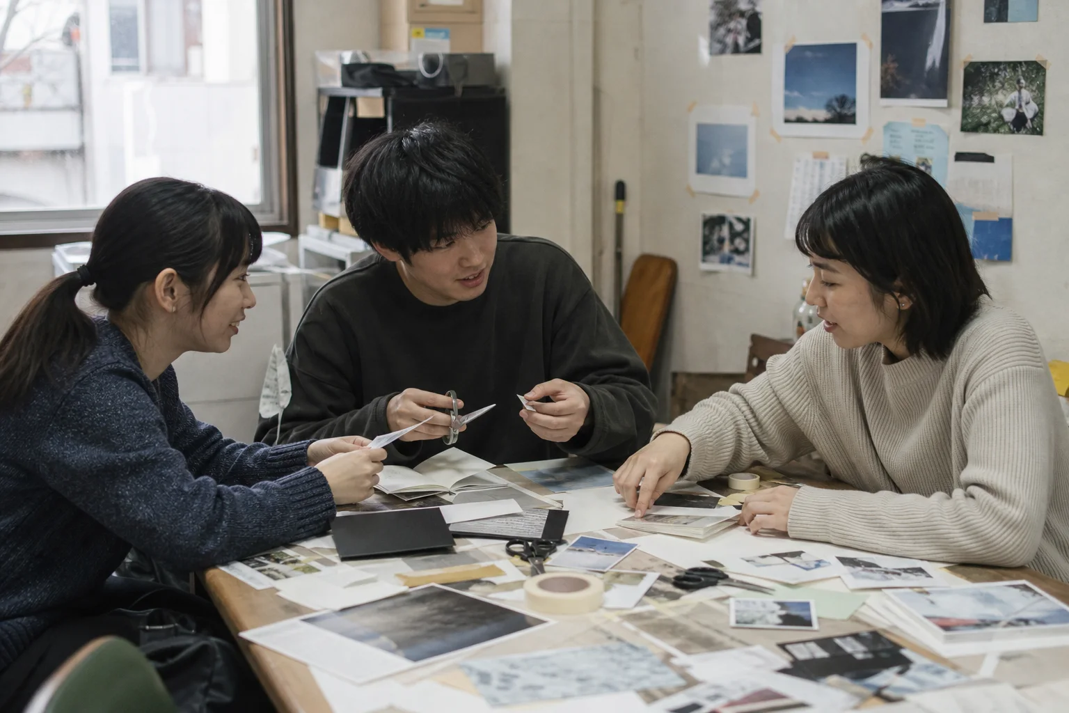 共同部室で制作する架空の文化系サークル学生