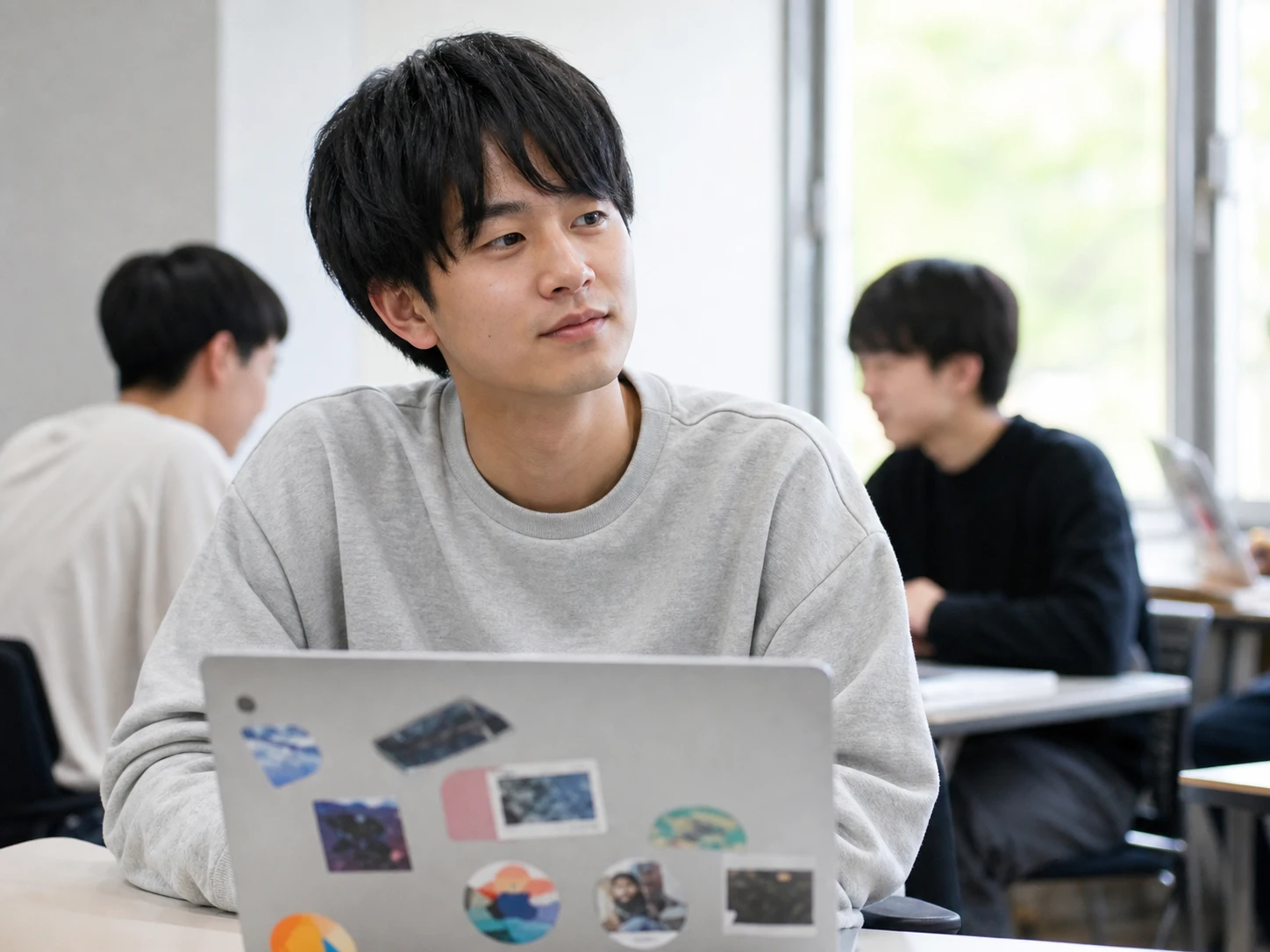 教室で資料を読み込む架空の学生たち