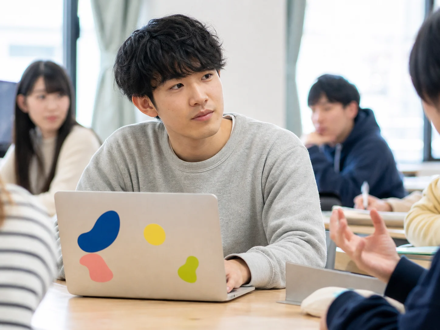 ケース演習で意見を交わす架空の学生たち